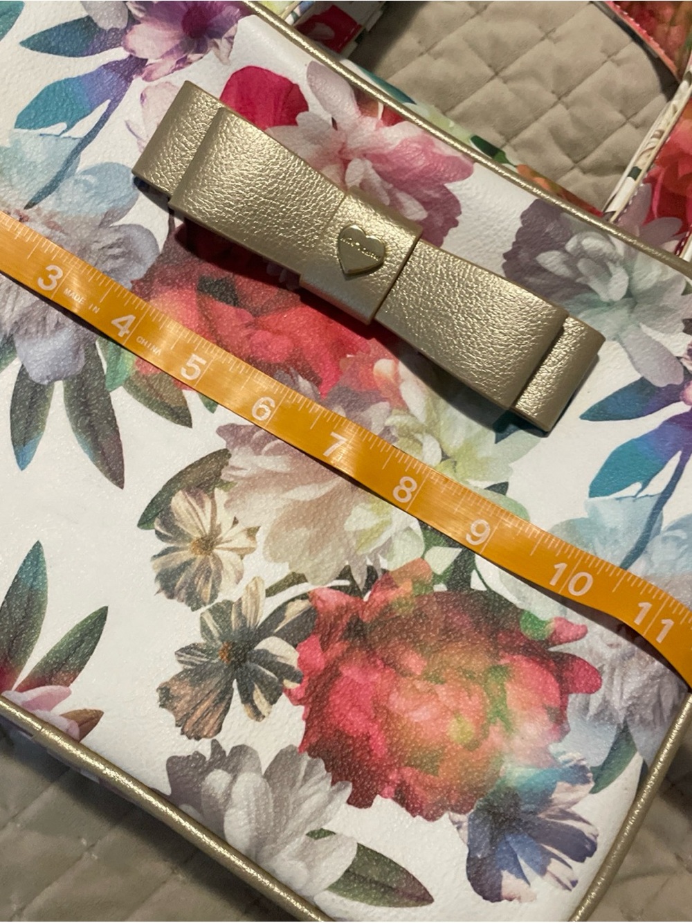 Lg BETSEY JOHNSON White Floral Cosmetic Bag with Gold Bow Accent new without tag - Picture 8 of 10